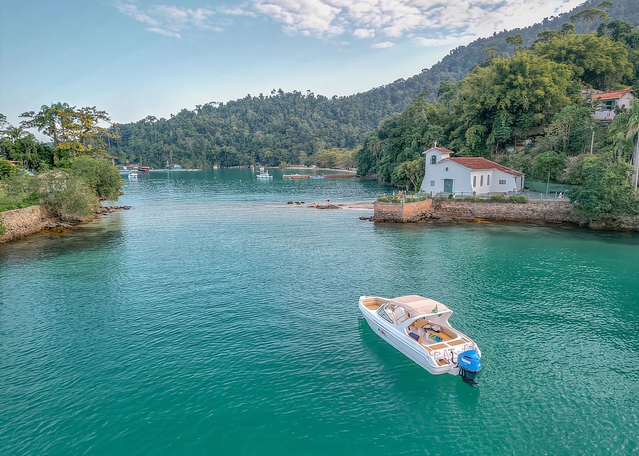 Angra dos Reis: Speedboat Tour through Angra's Blue Lagoon