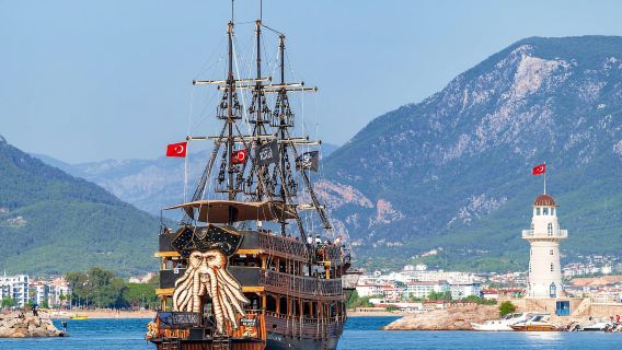 Alanya: Piratenboot mit Transfer, Mittagessen und unbegrenzten Getränken