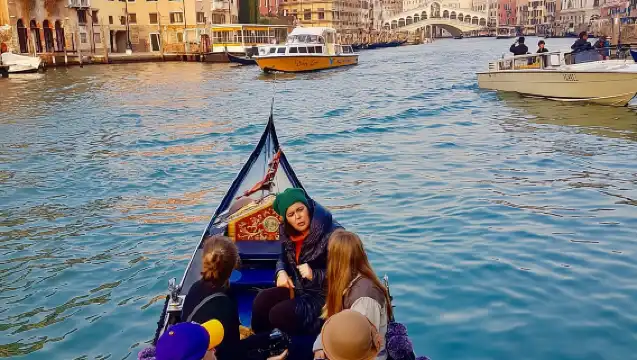 Venice: 30 min Gondola Ride on the Grand Canal with Guide