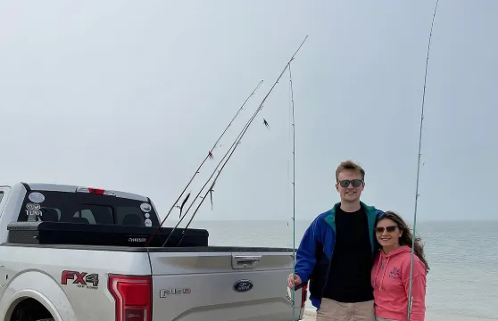 在導遊的帶領下，享受南塔克特海灘私人釣魚活動。