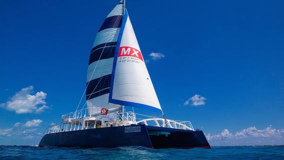 Isla Mujeres: Catamaran with Snorkeling, Food + Drinks