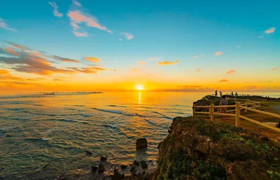 日本沖繩+萬座毛+美國村+美麗海水族館+國際通【中文包車】