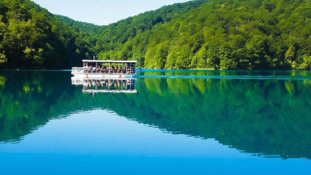 Transfer from Zagreb to Split with Entry Ticket to Plitvice Lakes