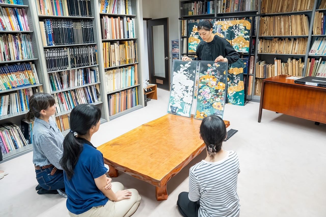 [Kyoto, Fushimi] Visit a workshop of "Hand-painted Kyo-Yuzen," a traditional culture that has continued since the Edo period, and experience hand-painted Yuzen (with souvenir)