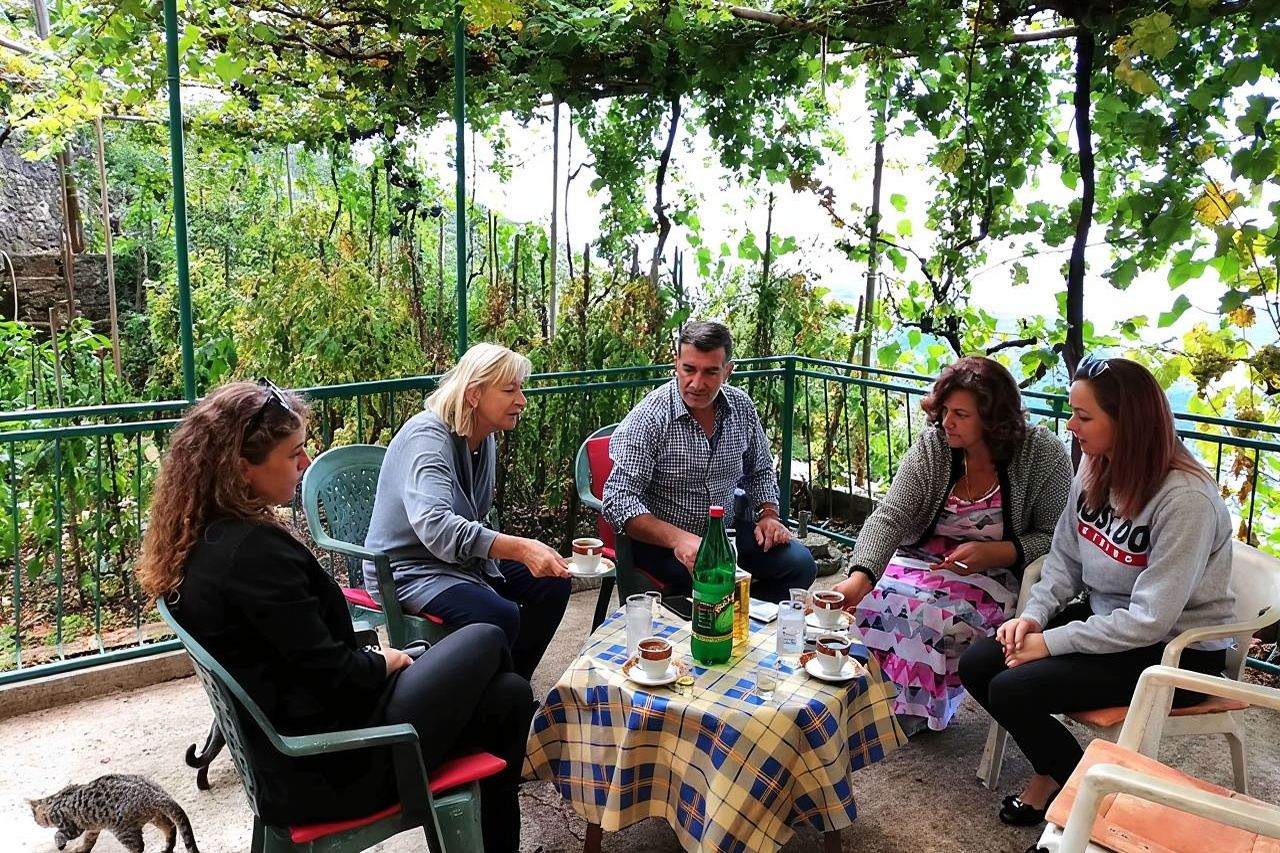 Un'esperienza gastronomica unica con la gente del posto sulle alte colline sopra Budva!