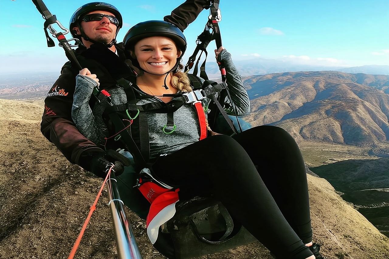 Experiencia de vuelo libre en parapente sobre el rango previo