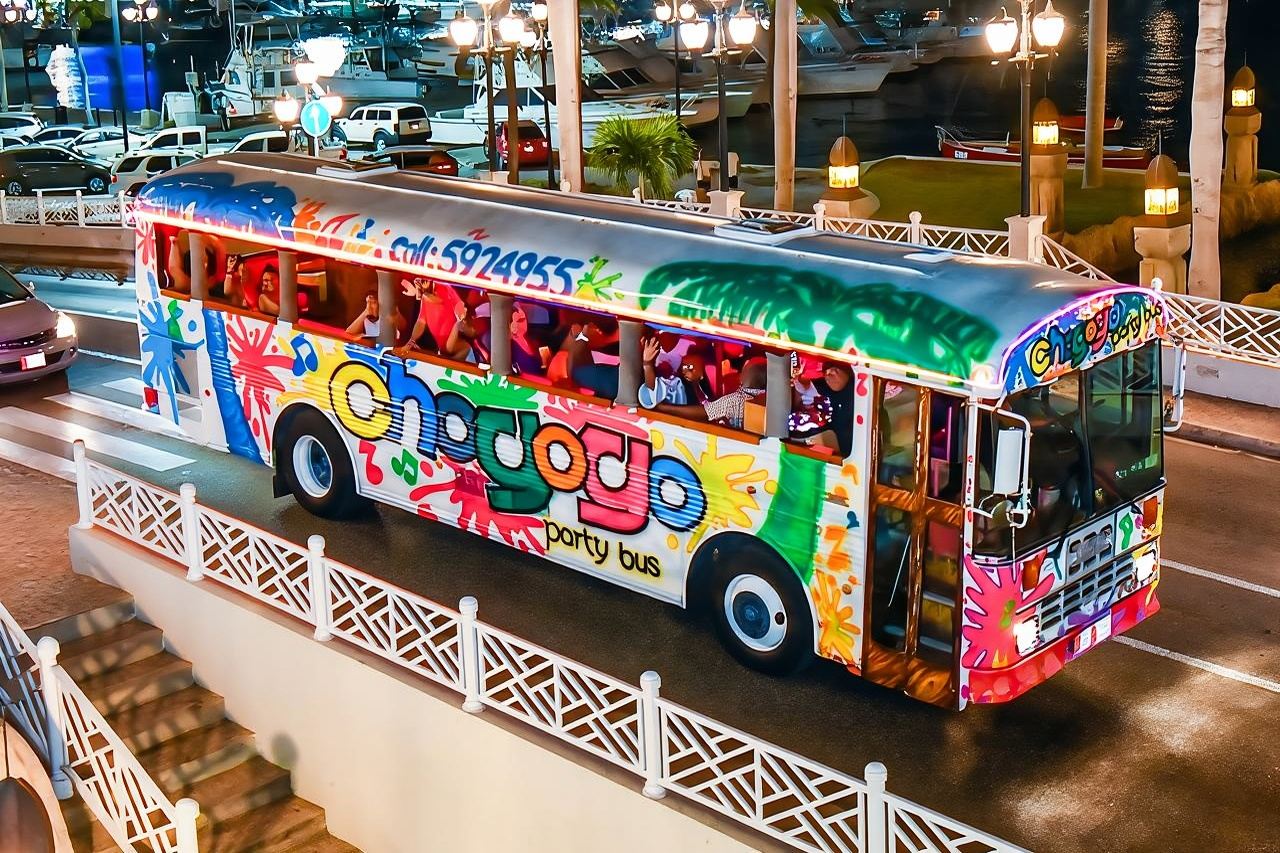 Vita notturna e giro dei bar ad Aruba sul Chogogo Party Bus