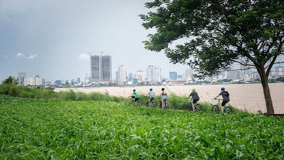 Phnom Penh to Silk Island half-day bike adventure