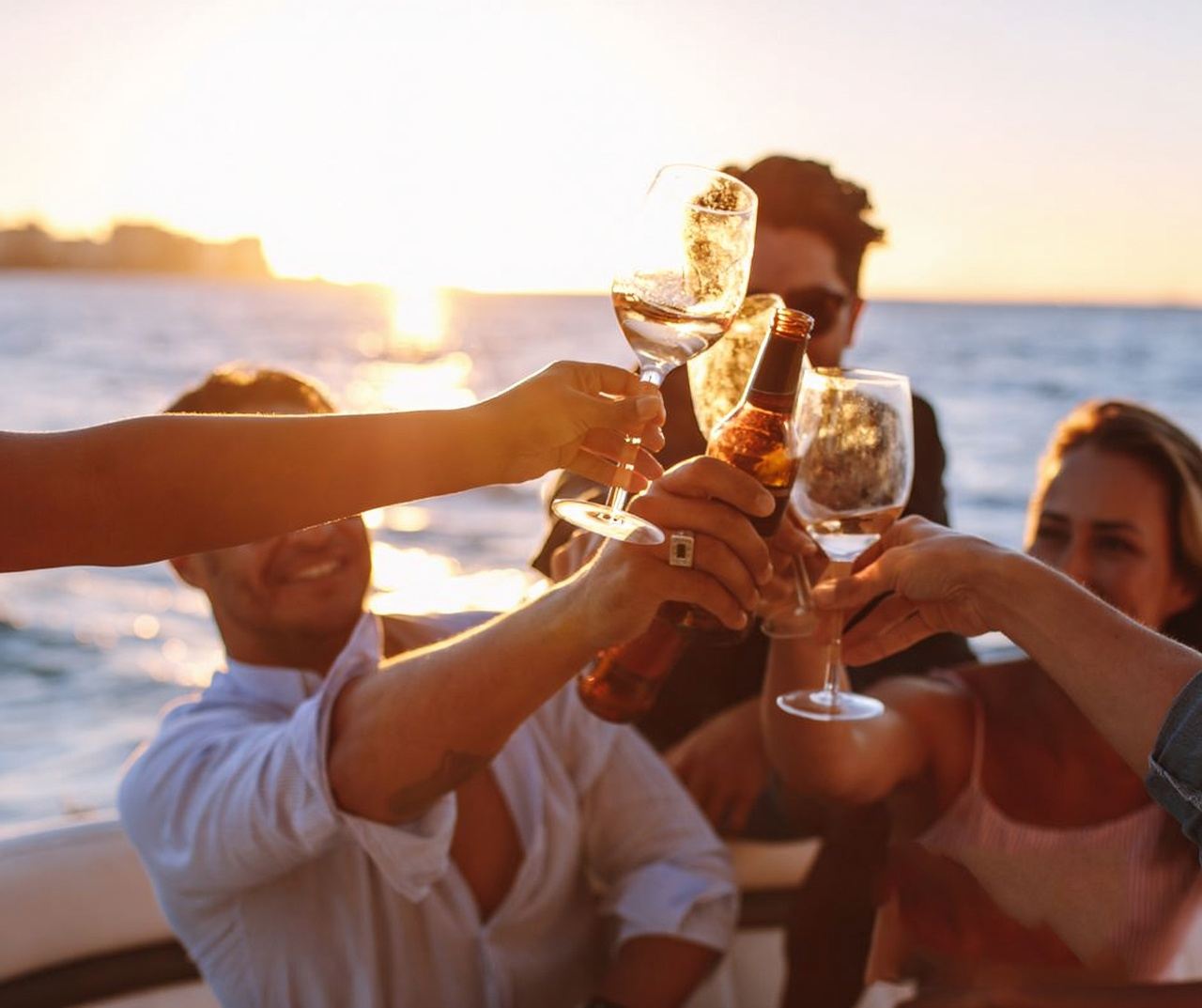 2-stündige private Abendbootstour in Cairns inklusive BBQ-Abendessen (bis zu 18 Personen)