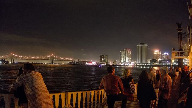 ทริปเรือสำราญพร้อมอาหารเย็นและดนตรีแจ๊สบนเรือ Paddlewheeler Creole Queen ในนิวออร์ลีนส์