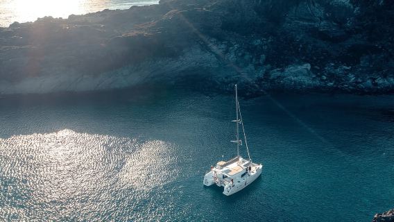 Santorini: catamarancruise naar de caldera met maaltijden en drankjes
