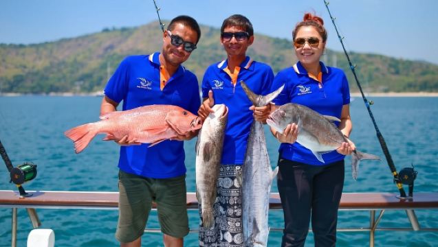 Gita di pesca giornaliera in barca condivisa: Phuket-Koh Racha Noi | Guida di pesca professionale a bordo del Black Knight | Pesca professionale + Snorkeling + Pranzo incluso