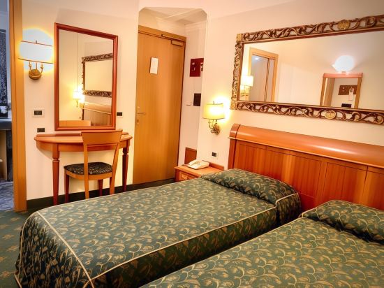 Champagne Palace Hotel Room Type - Twin Room
