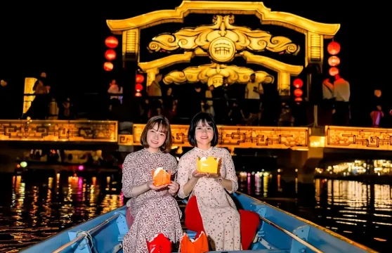 夜間懷河遊船放天燈之旅