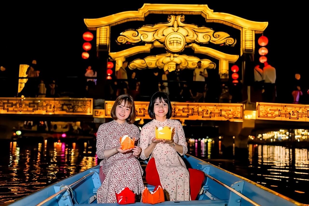 Hoai River Boat Trip by Night with Release Lantern