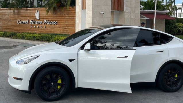 Overstap in Tesla van SDQ luchthaven naar Santo Domingo