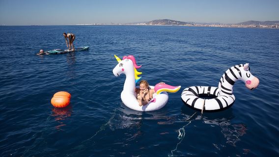 Barcelona Private Sailing Tour with Drinks for Family and Friends