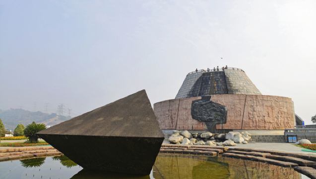 Yichang 1-Day Tour: Three Gorges Waterfall + Three Gorges Dam | Multilingual Guide (Including English) - Customize Private Charter