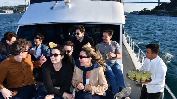 Istanbul: Bosphorus Sunset Yacht Cruise with Snacks