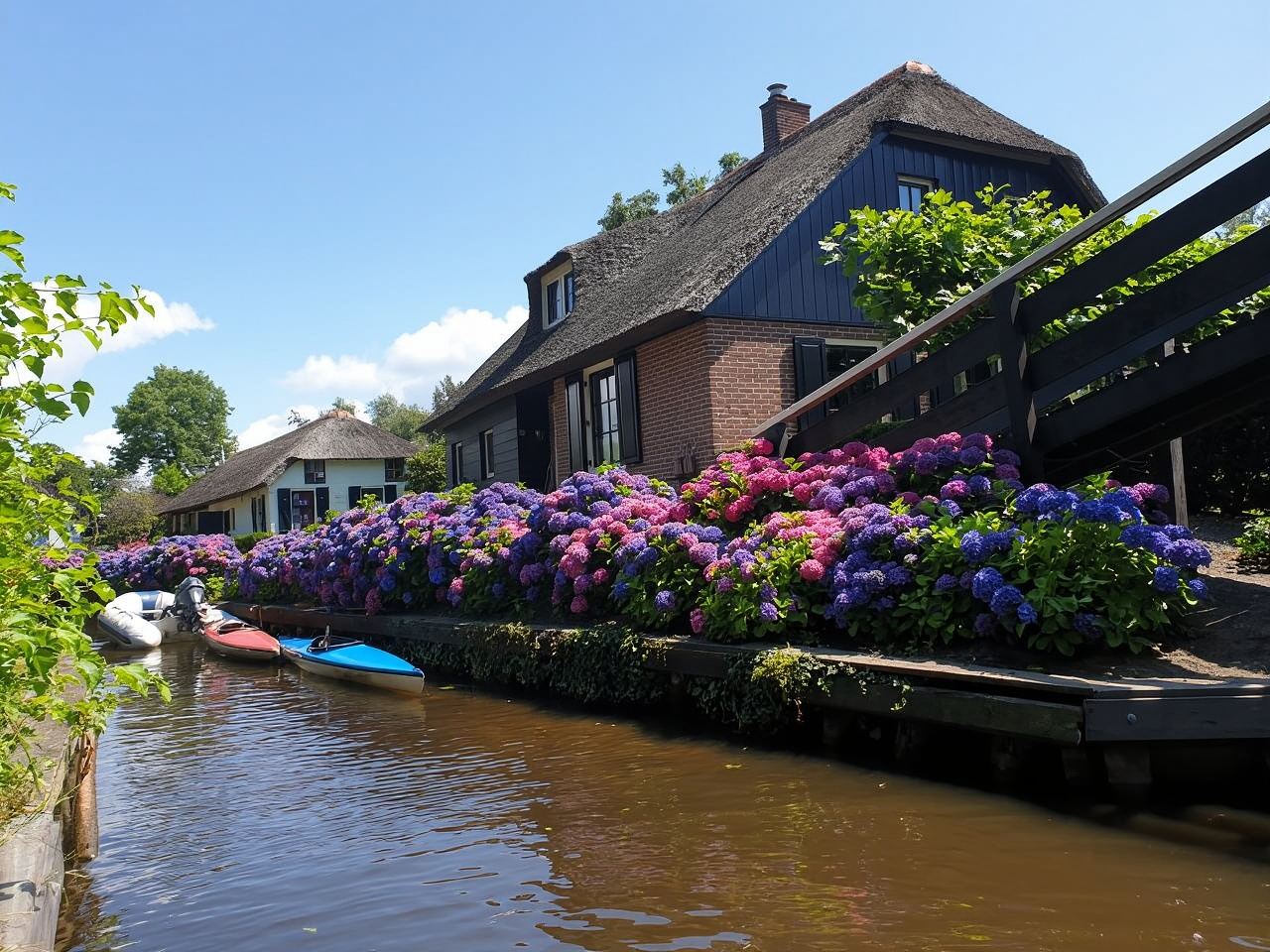 Amsterdam to Giethoorn In-Depth Day Tour (1-Hour Cruise + Small Group of 8)