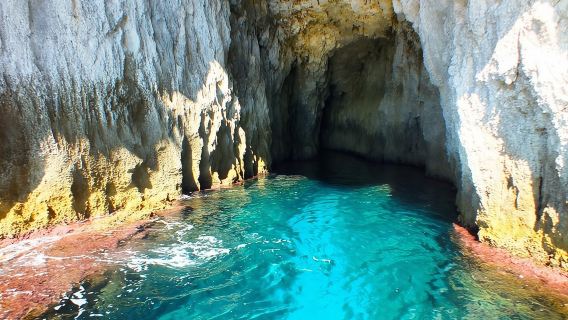 Tour of the island of Ortigia and exploration of sea caves with baths.