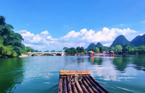 陽朔遇龍河竹筏漂遊+漓江二十元背景+興坪古鎮+十里畫廊一日遊