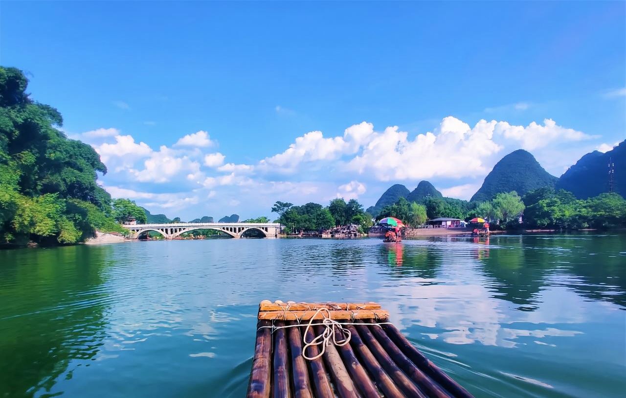 陽朔遇龍河竹筏漂遊+漓江二十元背景+興坪古鎮+十里畫廊一日遊