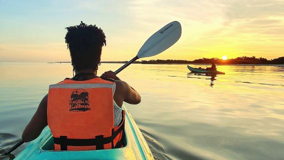 ประสบการณ์ชมพระอาทิตย์ขึ้นในป่าชายเลนด้วยเรือคายัค