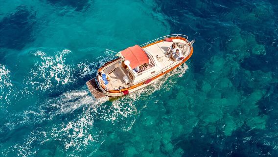 3-hour private boat tour of the island of Capri