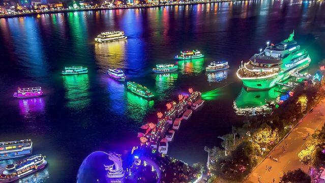 ดานังยามค่ำคืน: อาหารเย็นซีฟู้ด ตลาดกลางคืน และทริปล่องเรือ