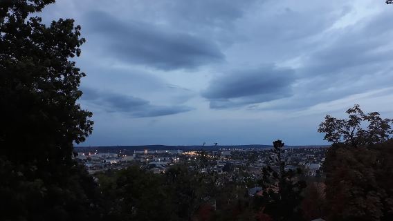 Budapest At Dawn: Scenic Walking Tour with Music Performance