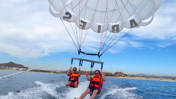 Parasailing-Abenteuer in Los Cabos