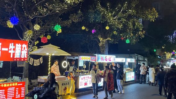 Noche en Chengdu: Espectáculo de ópera con asientos VIP o recorrido gastronómico por callejones