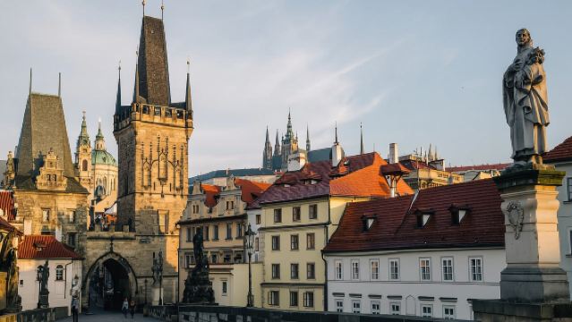 Perkhidmatan Pemandu Pelancong & Penterjemah Perniagaan di seluruh Republik Czech termasuk Bandar CK, Penterjemahan Pameran, Perundingan Perniagaan/Tempahan Peribadi/Lawatan Bebas dengan Perkhidmatan Tempatan