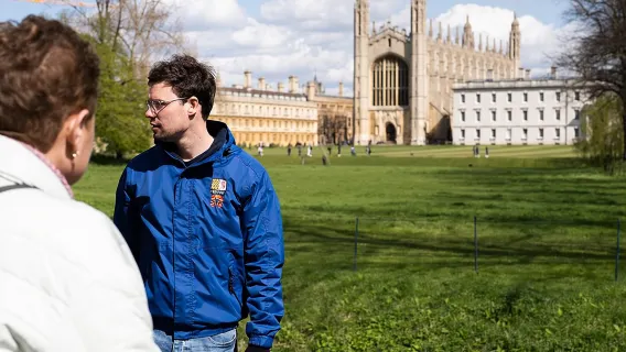 Visite à pied et en barque de Cambridge proposée par les anciens élèves de King's College