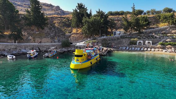 Tour di due ore in sottomarino a Lindos e nuoto nella baia di Navarone