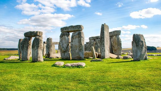 Stonehenge and Bath Tour from London with Optional Entries to Stonehenge Site and Roman Bath