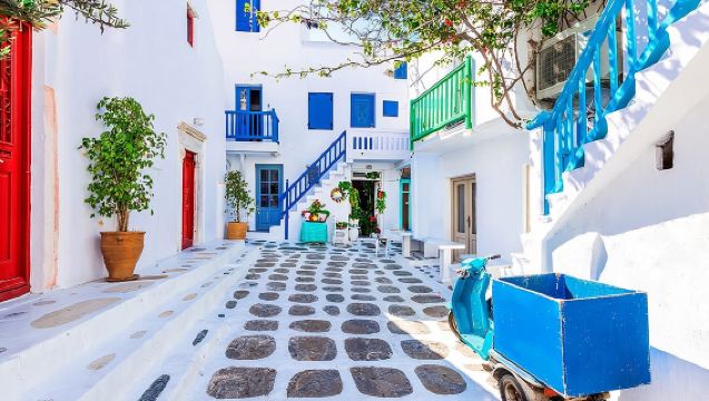 Half Day Private Tour Island with a Local in Mykonos