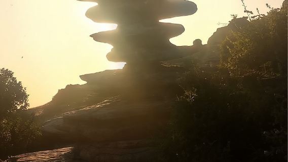 Matahari terbenam di El Torcal de Antequera dengan pengangkutan dari Antequera