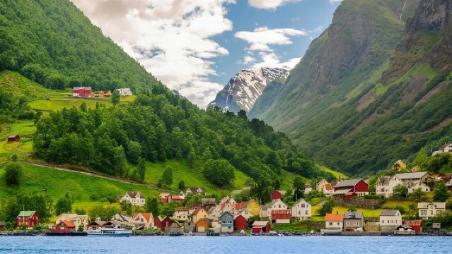 Perkhidmatan penterjemah profesional di seluruh Norway, temanan pelancongan, pemandu pelancong, penterjemah pameran, lawatan perniagaan dan rundingan, lawatan bebas dengan sambutan tempatan, dan penyesuaian peribadi eksklusif.