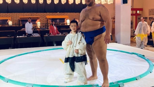Esperienza Ravvicinata di Sumo allo Stable Ochi: Indossa il Kimono a Osaka
