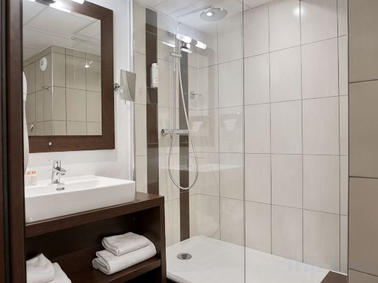 Golden Tulip Roissy Saint Witz - Tap to explore photos