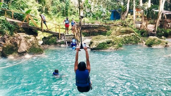 Tour privado de tubing en las cataratas secretas de Blue Hole y el río.
