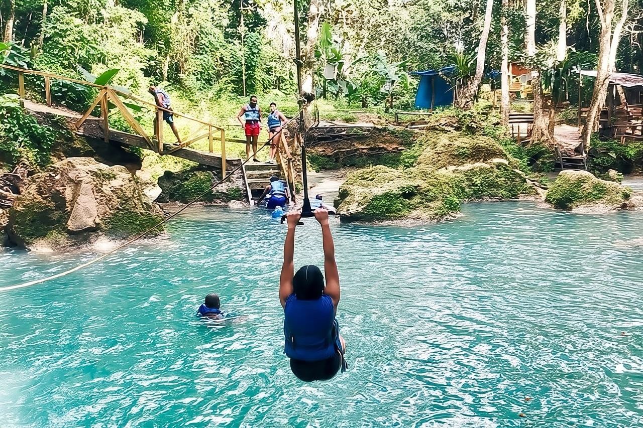 Tour privato alle cascate segrete di Blue Hole e al River Tubing