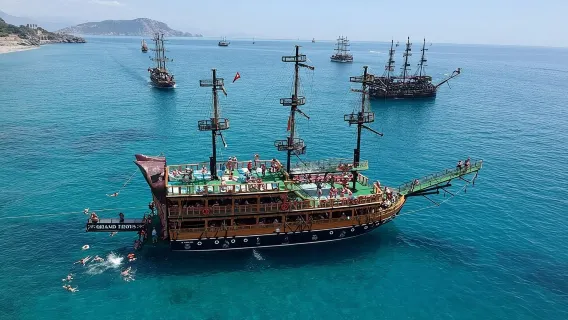 Tour in barca pirata con festa della schiuma ad Alanya