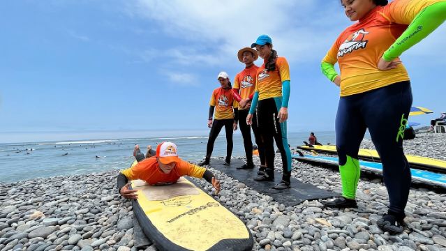 Beginner Surf Lesson in Lima, Perú