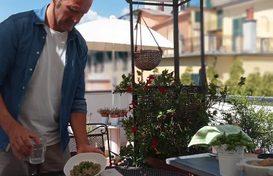 在熱那亞跟隨當地廚師學習自製意麵和香蒜醬