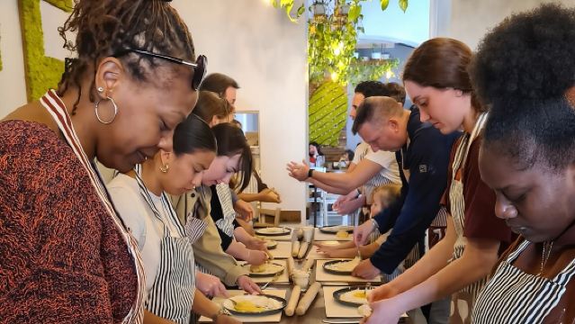 Clase de cocina de 2 horas en la Plaza de España: fettuccine y tiramisú