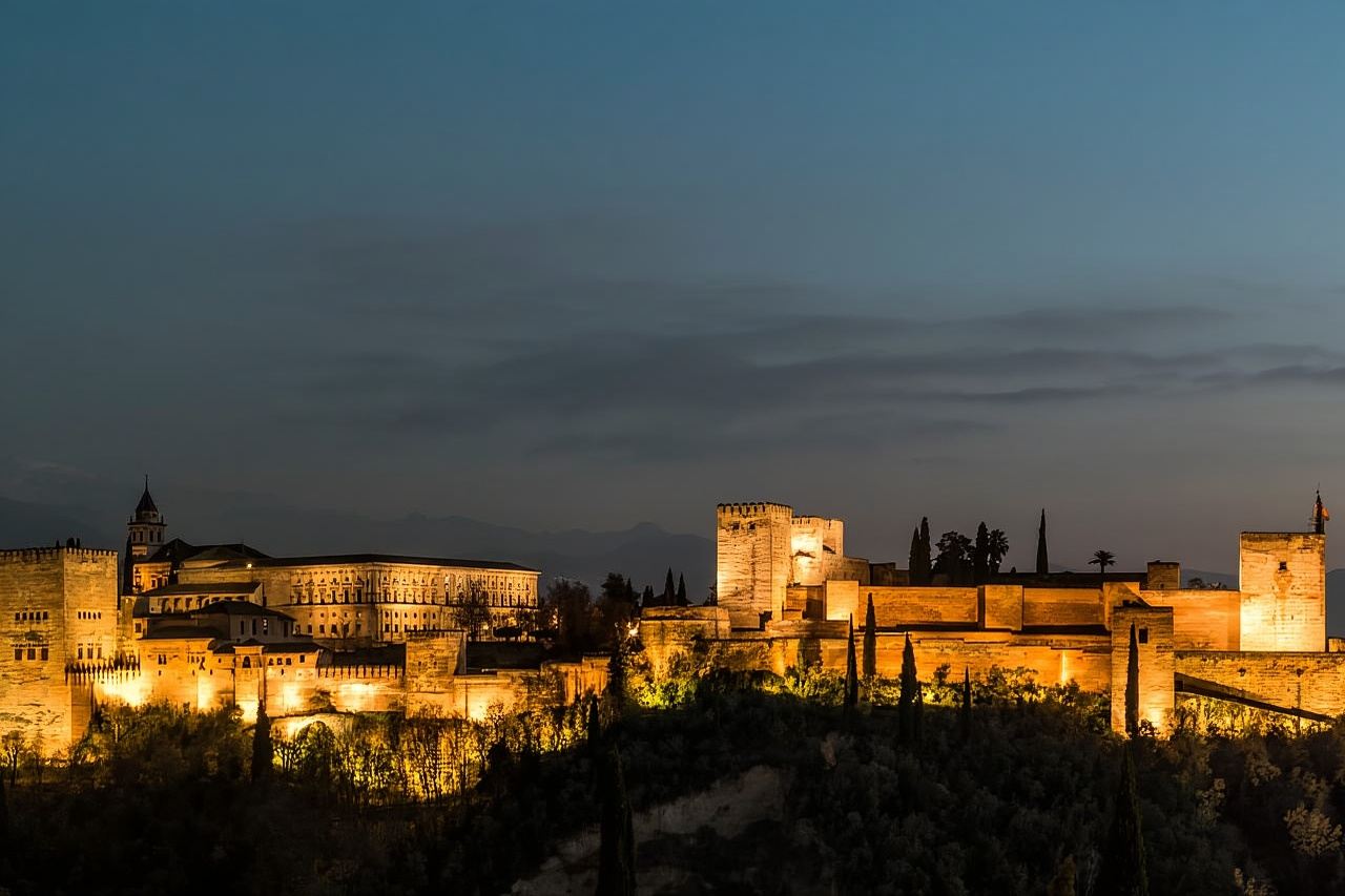 From Seville: Granada Day Trip with Alhambra and Albaicín