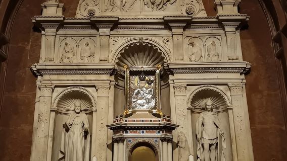Tour durch die großen ungarischen Basiliken & Volksmusik-Aufführung
